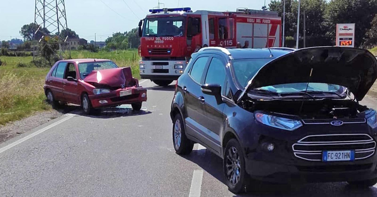 Incastrato tra le lamiere dopo un brutto incidente