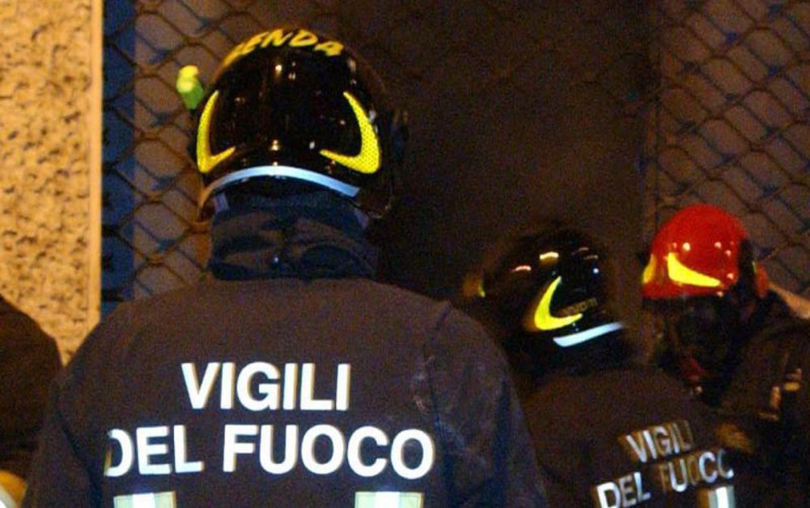 Una squadra dei vigili del fuoco (foto archivio)