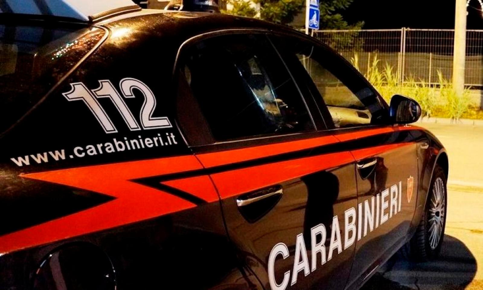 Esce per fumare una sigaretta e vola gi&ugrave; dal balcone