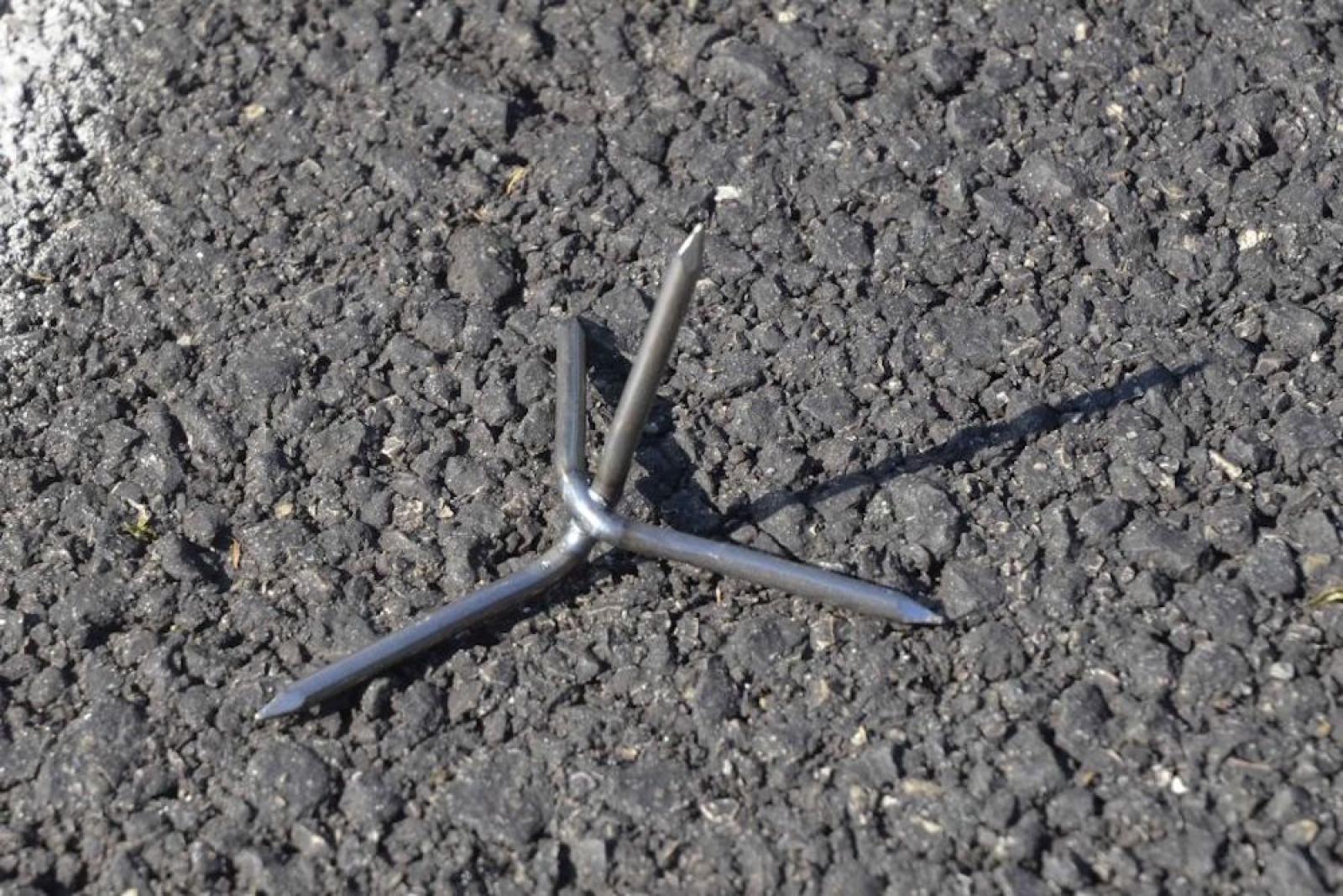 Chiodi a quattro punte in via Zennaro, la rabbia dei residenti