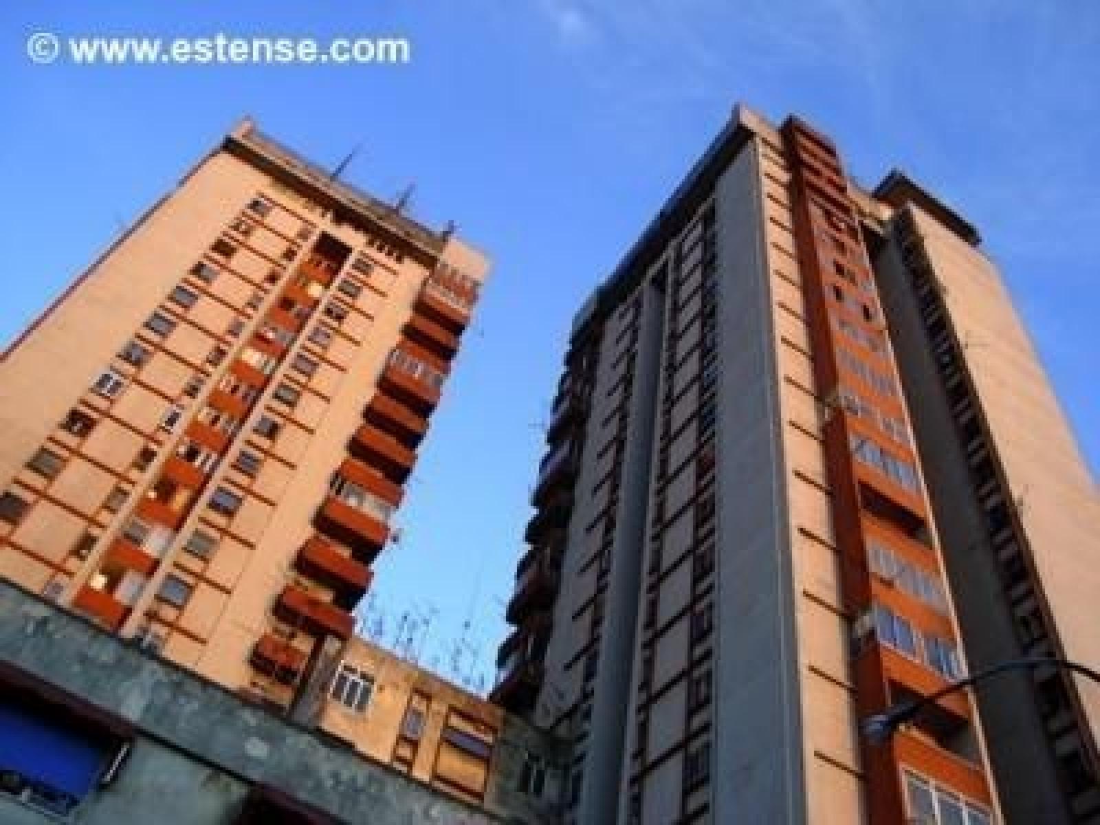 Sale sul grattacielo e si getta nel vuoto