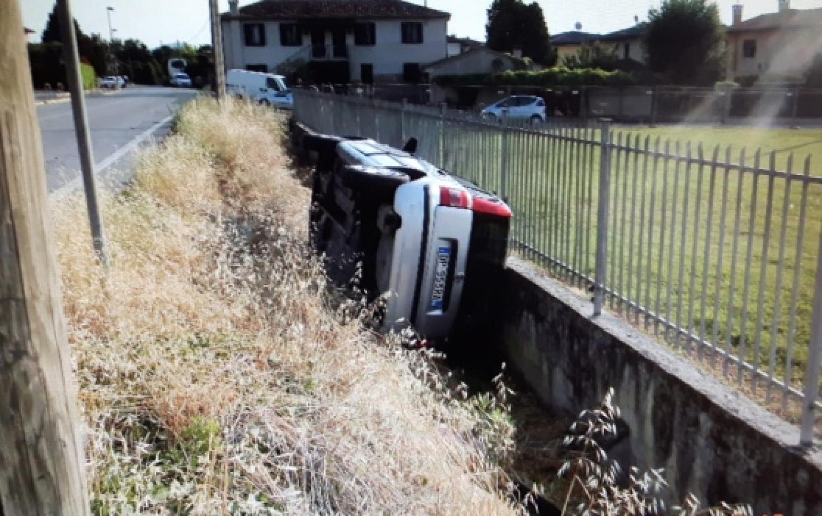 Mette la retromarcia e l'auto finisce nel fosso