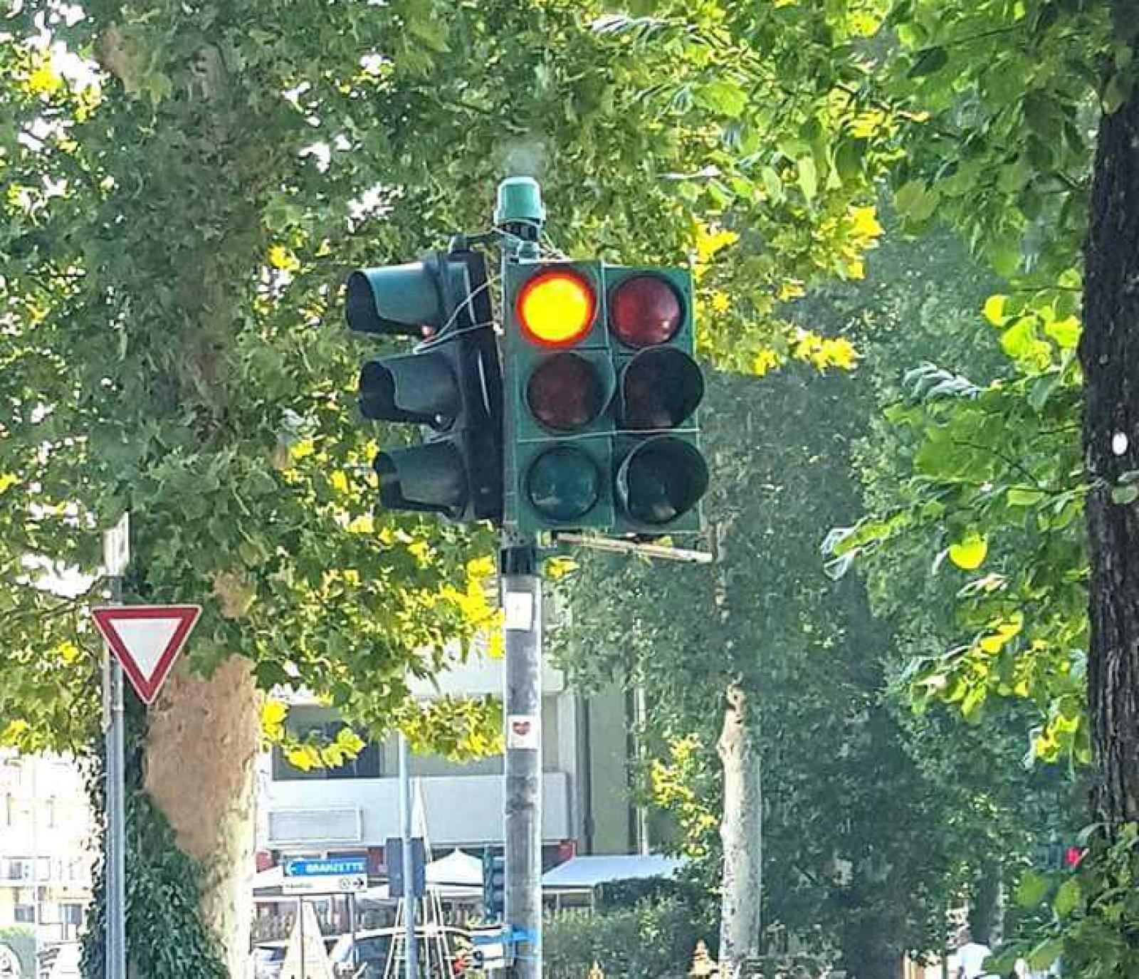 Semaforo tenuto insieme con due giri di fil di ferro