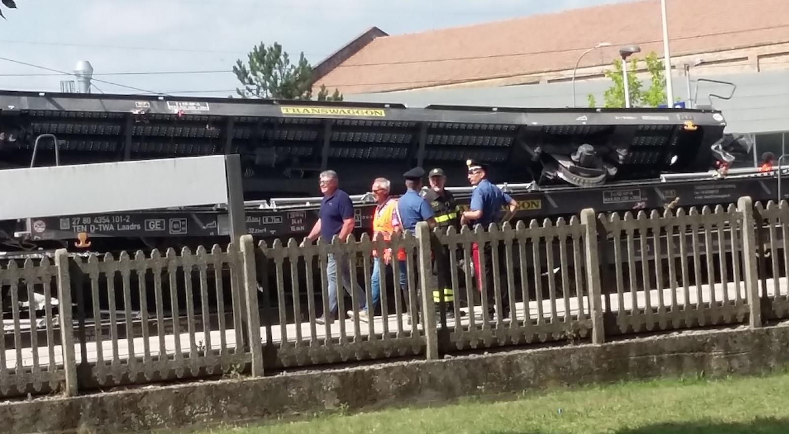 Treno merci deraglia in stazione