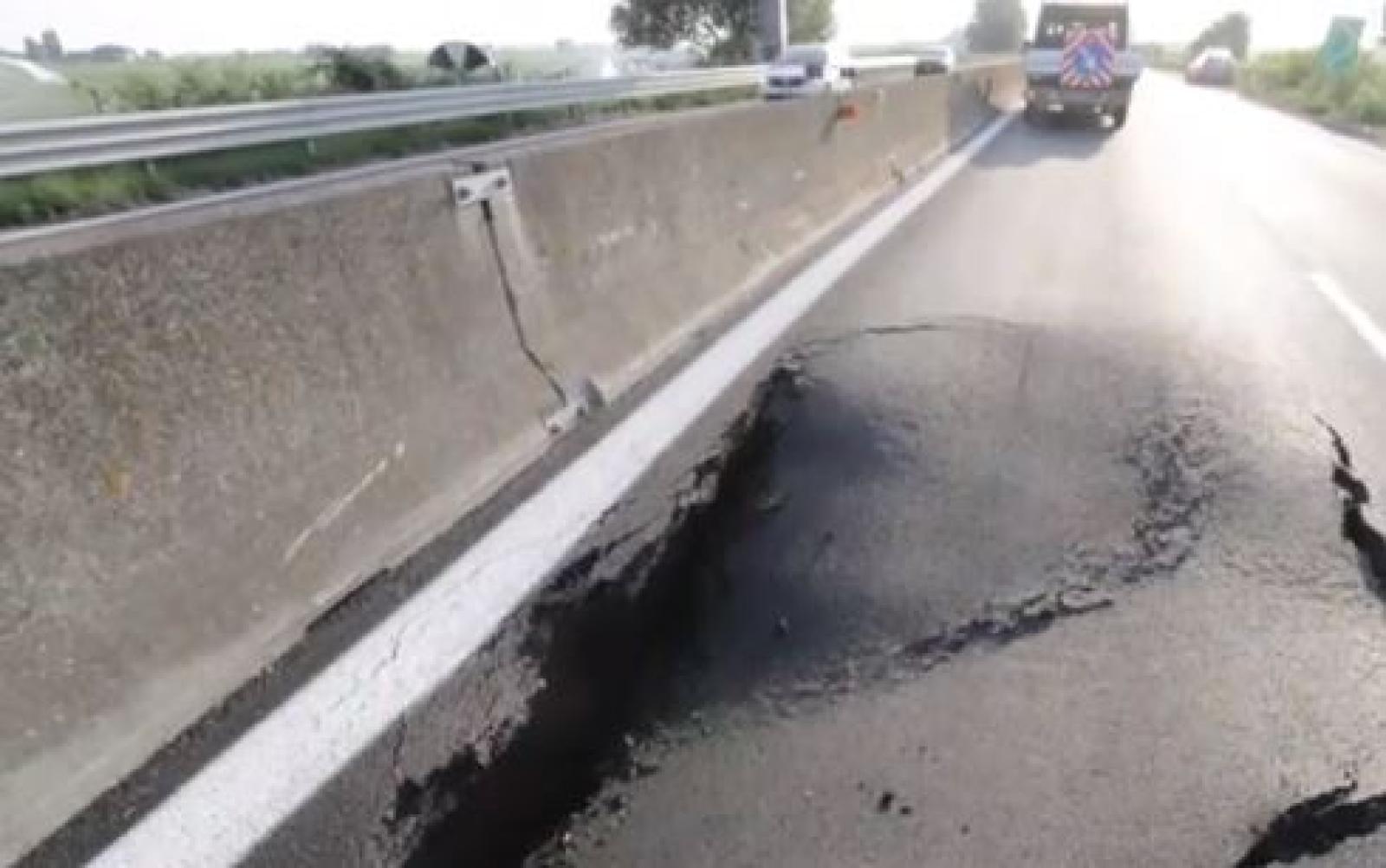 Si apre una voragine, chiusa la superstrada per il mare