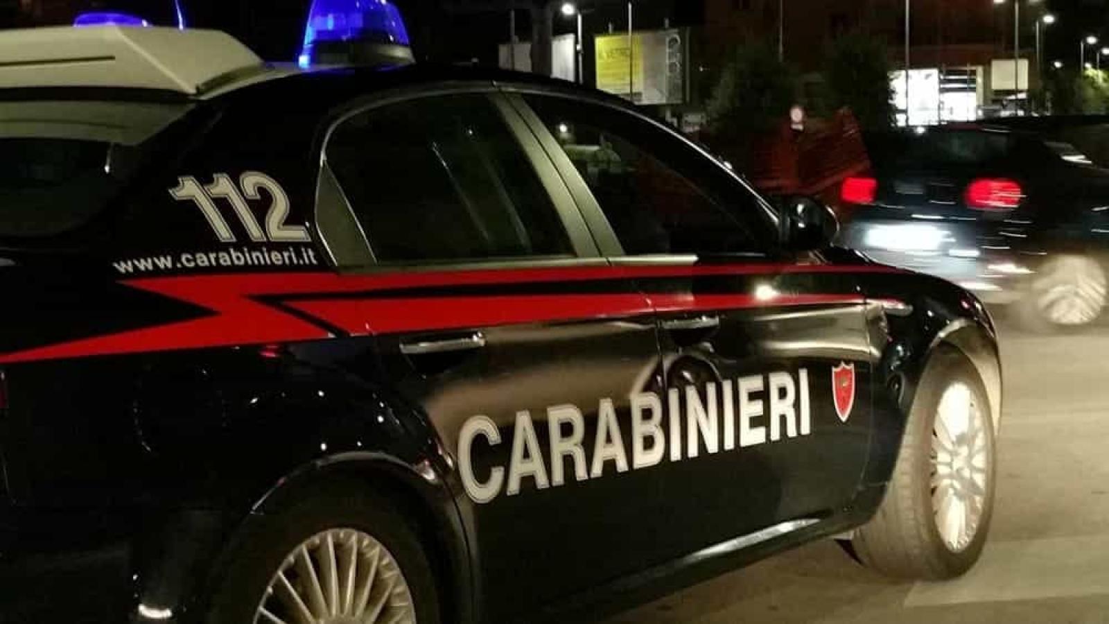 Derubati al bar, inseguono e bloccano il ladro