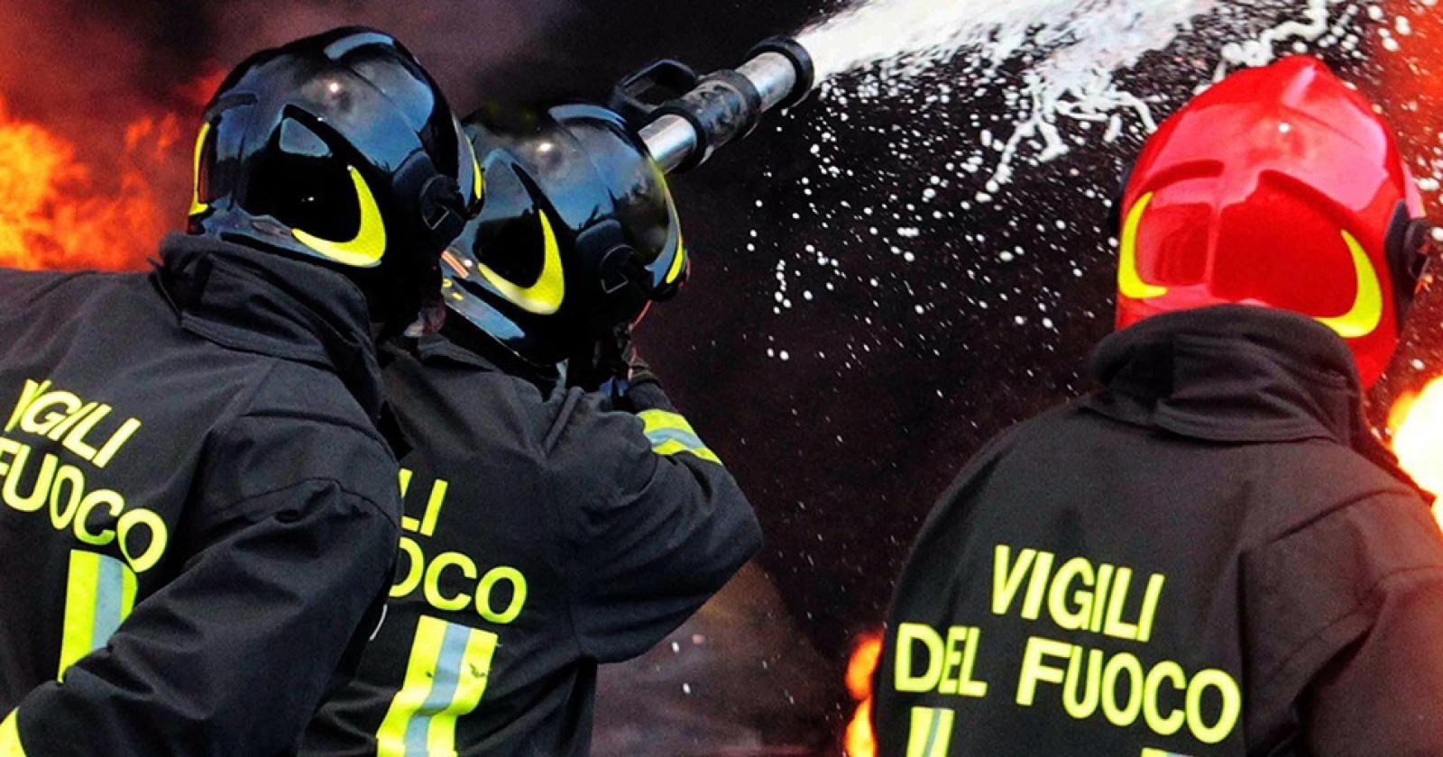 Incendio di notte al camping, intera famiglia all'ospedale