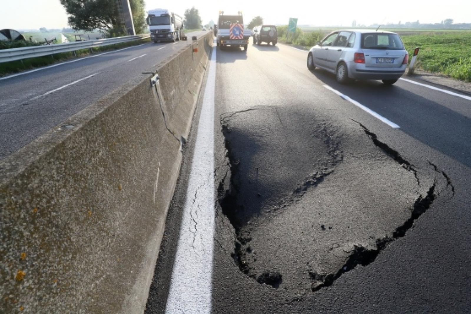 Voragine, superstrada per il mare chiusa anche per tutto il week end