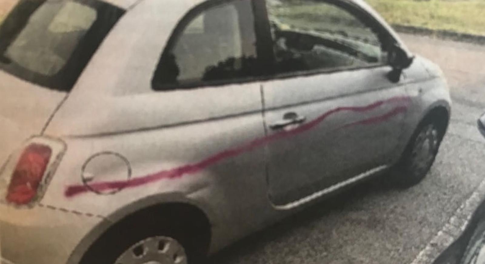 L'auto sfregiata davanti al suo negozio