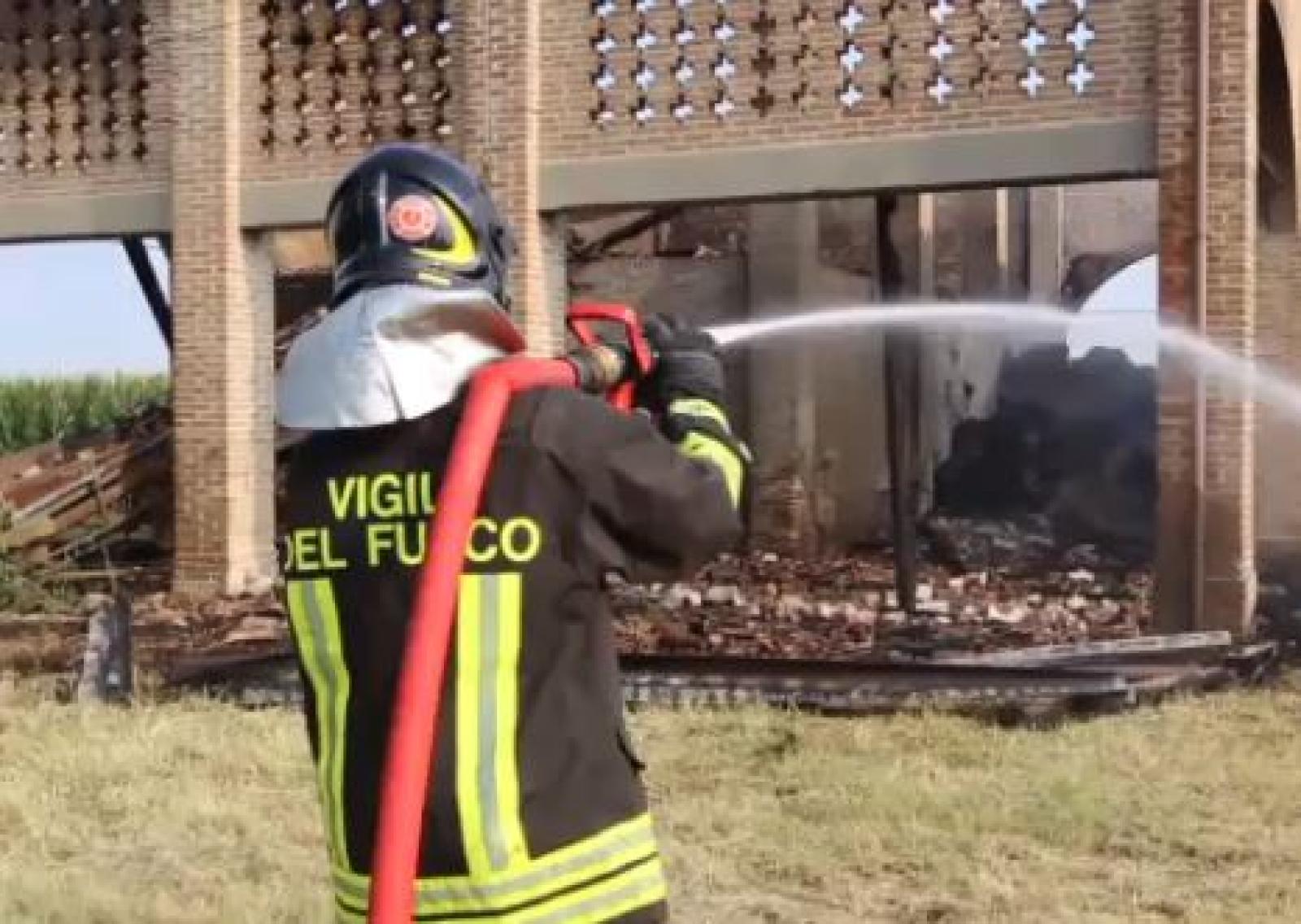 Incendio distrugge un fienile sulla riva del Po: si sospetta il dolo