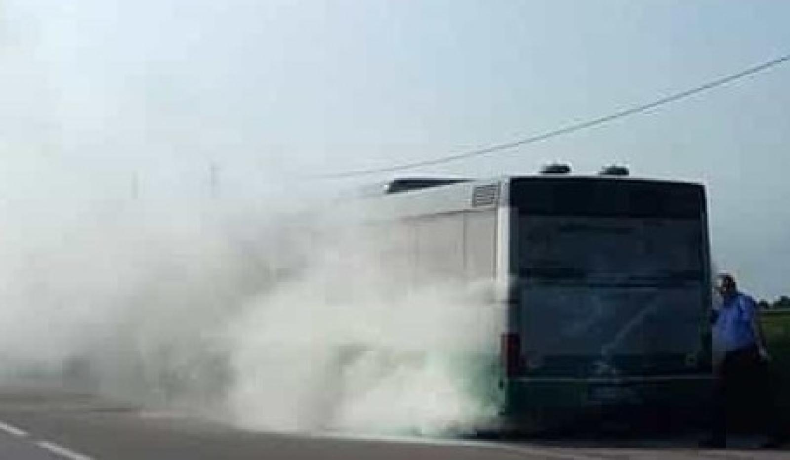 Autobus a fuoco, l'autista fa scendere i passeggeri