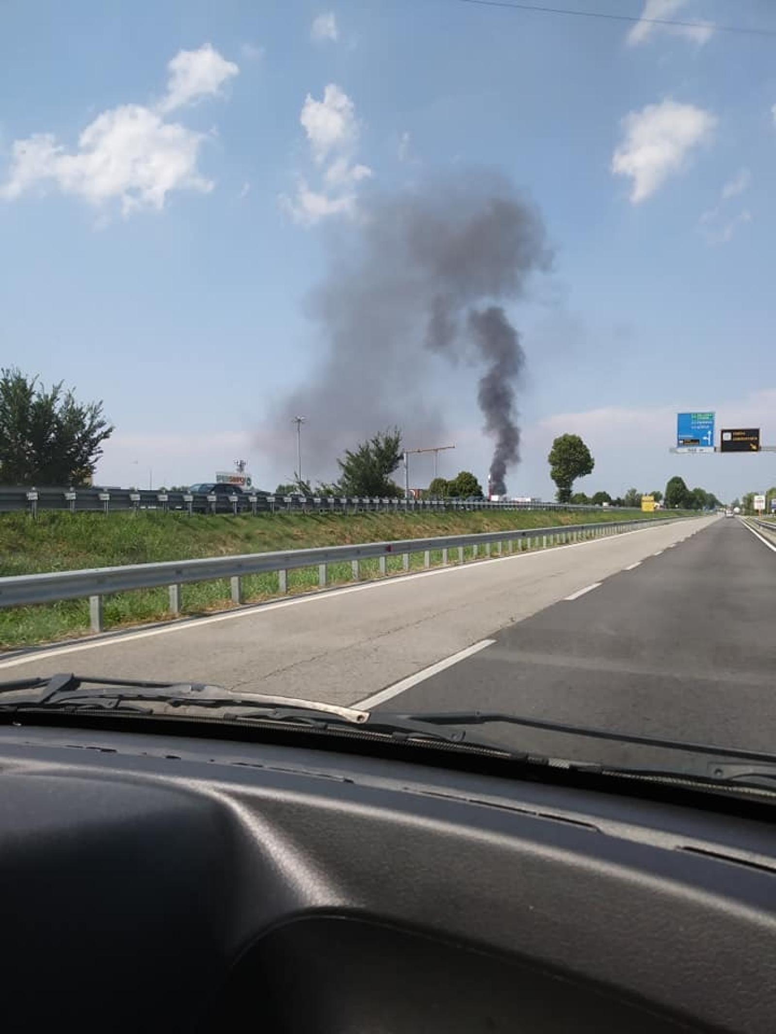 Rogo in un'azienda in Area 13, paura per la colonna di fumo