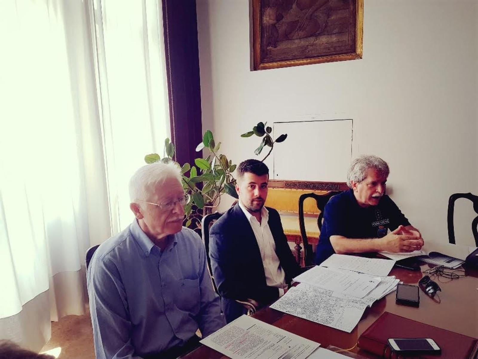 Nuove norme di polizia locale: multe a chi si droga e a chi sale sui monumenti