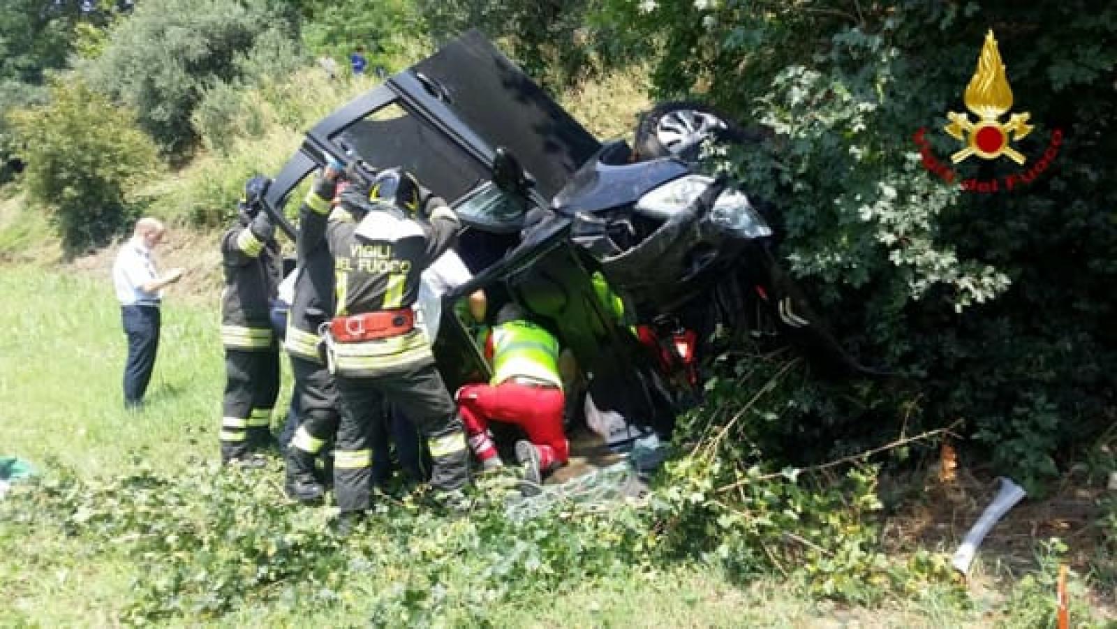Volo di 6 metri in un dirupo: estratto praticamente illeso dall'auto distrutta
