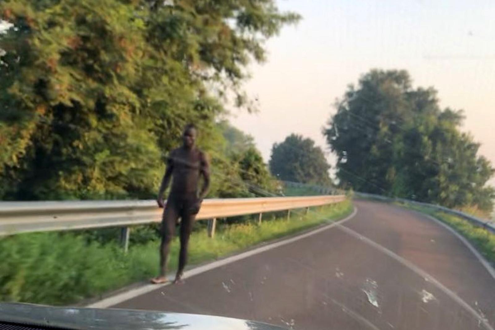 Clamoroso: profugo in giro nudo per la strada