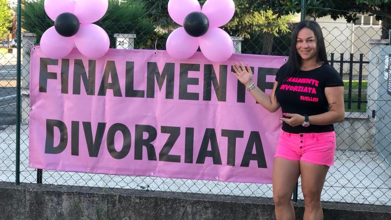 Celebra il divorzio con striscione, maglietta e palloncini 