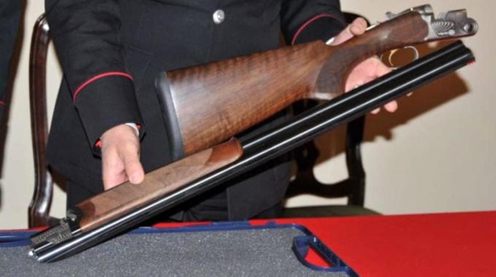 Cammina in strada con un fucile creando allarme: ma &egrave; un giocattolo