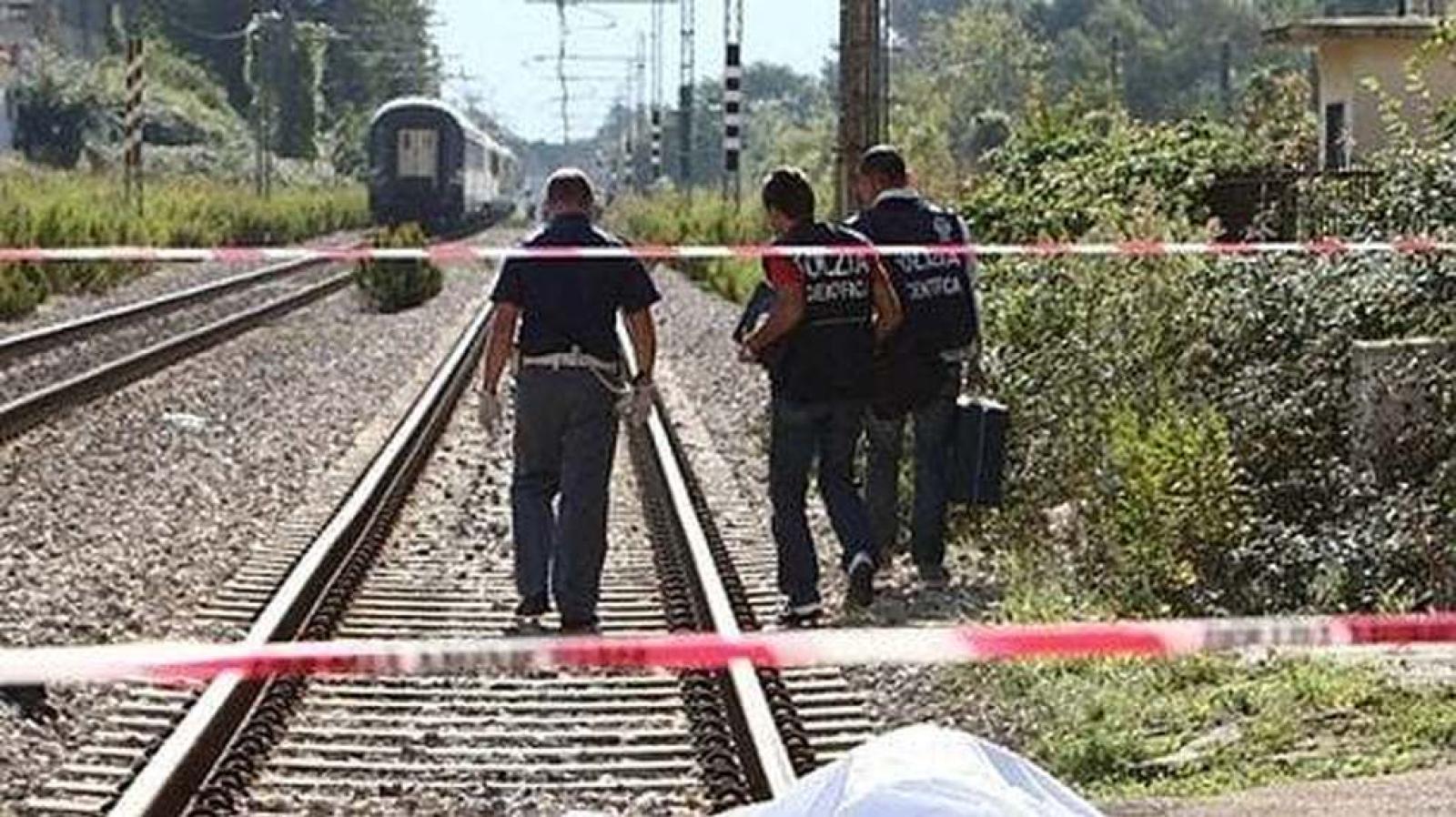 Investito sui binari, ritardi e treni cancellati