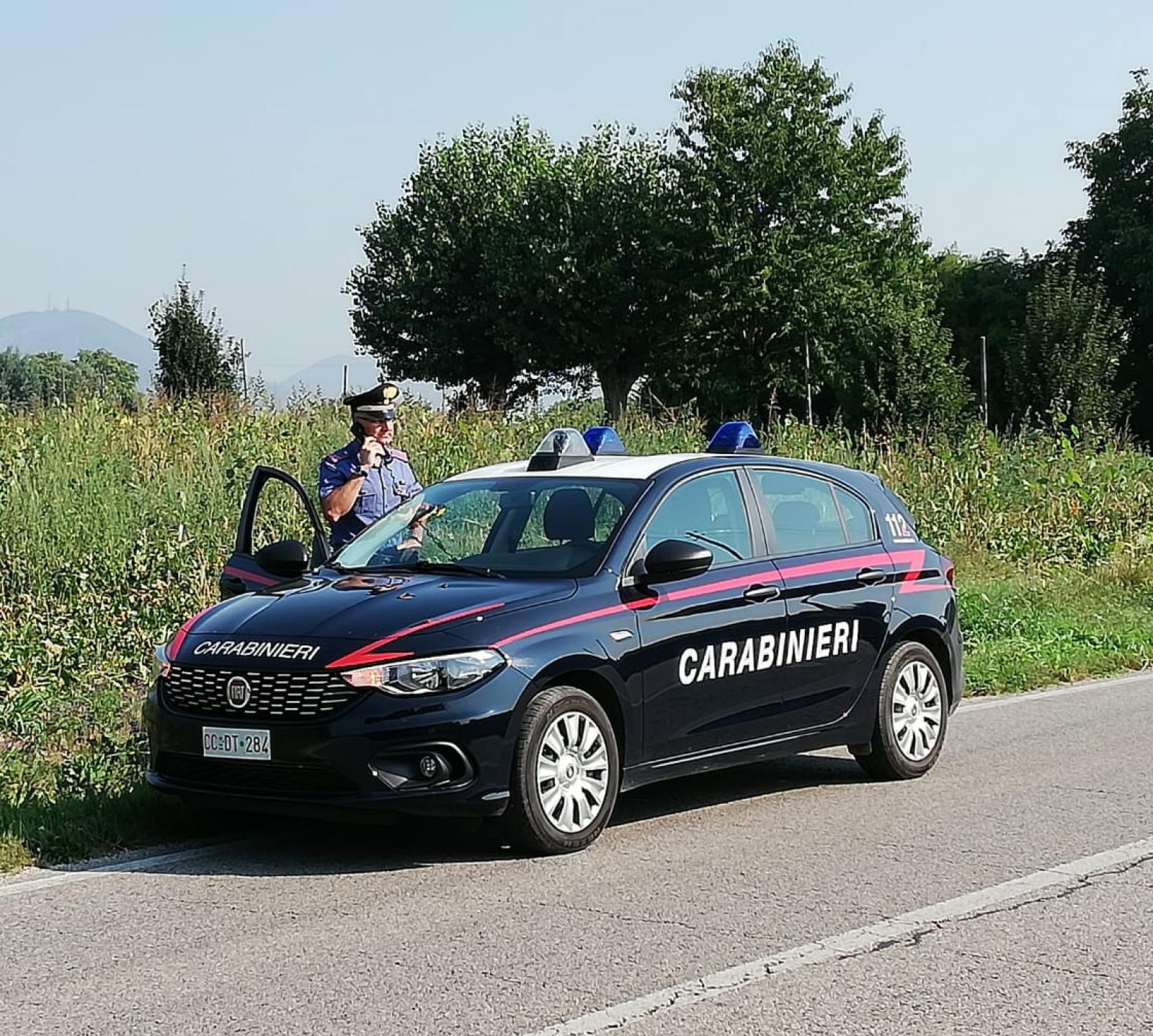 Travolge una ragazza in bici e scappa.