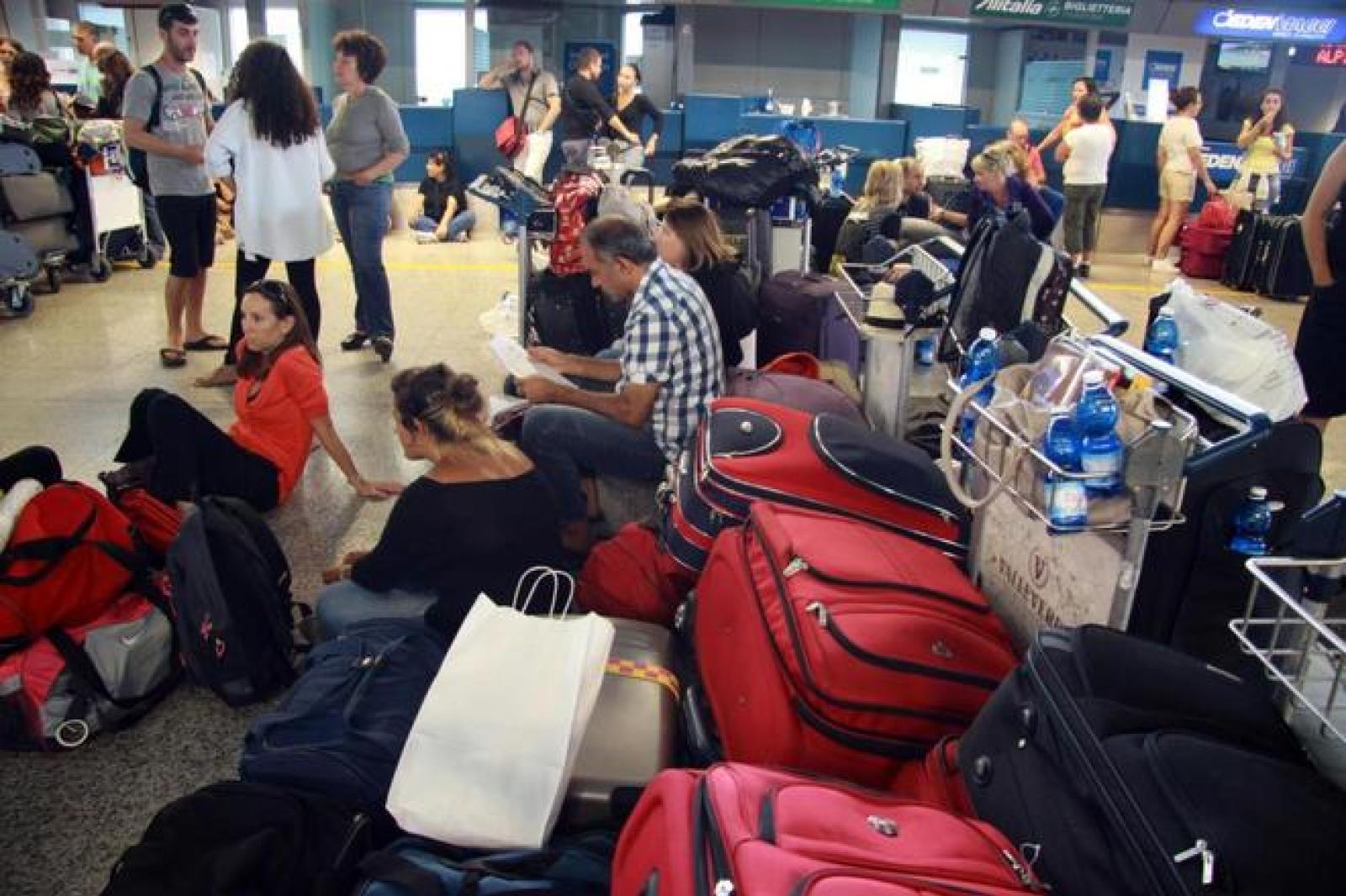 L'aereo fa overbooking, odissea per una ventina di turisti