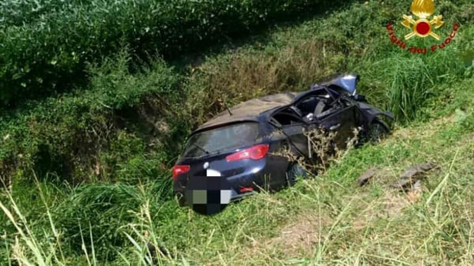 Auto contro un platano, perde la vita un 53enne