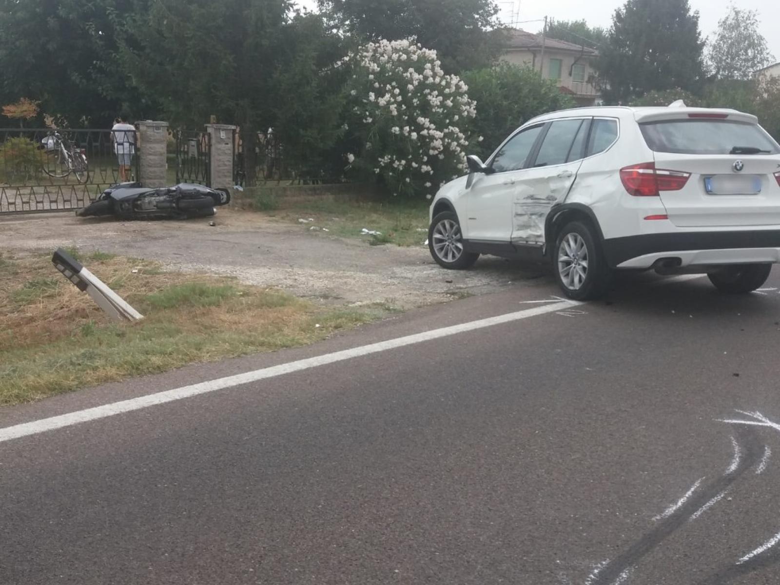 Grave il centauro coinvolto nello schianto