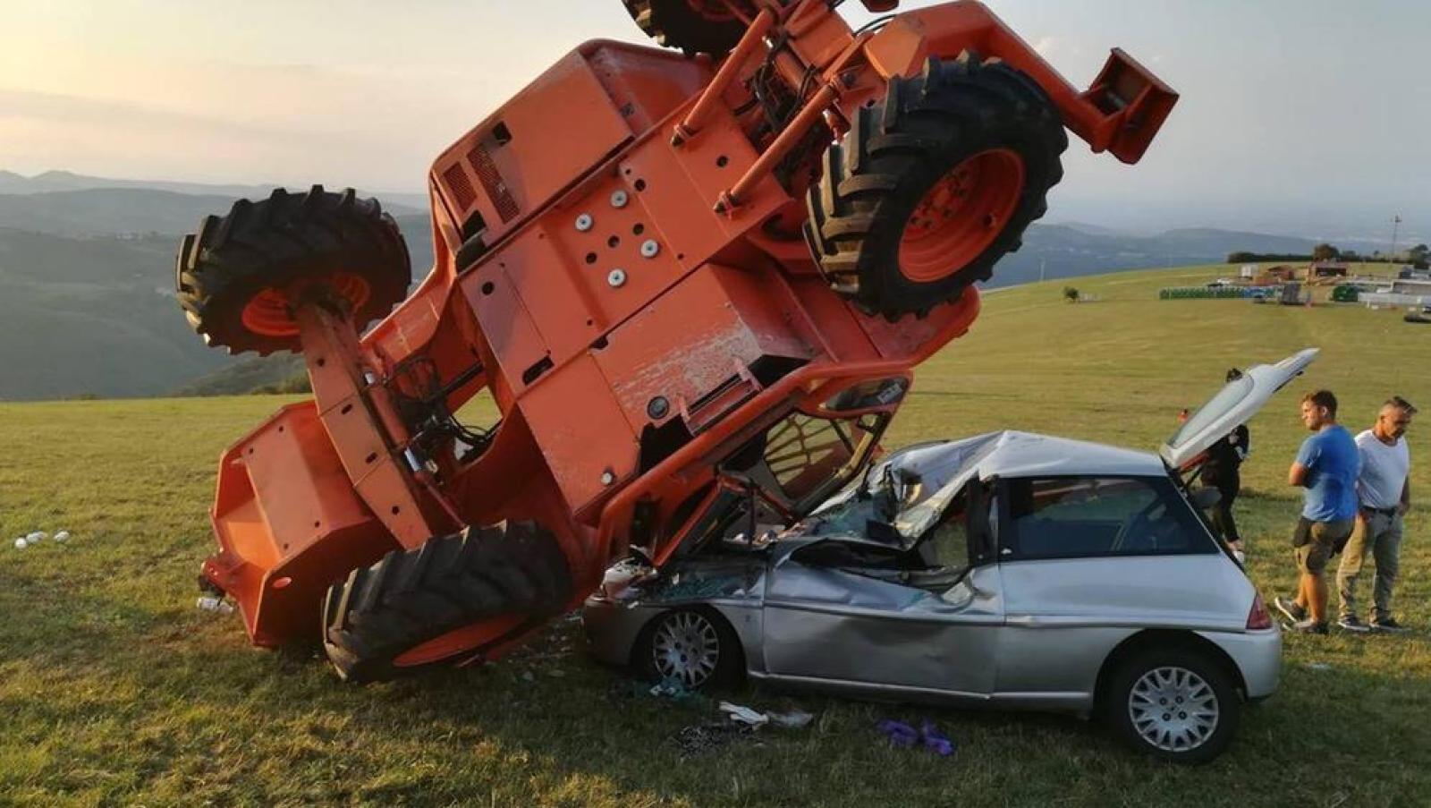 Trattore si abbatte sull'auto e la schiaccia