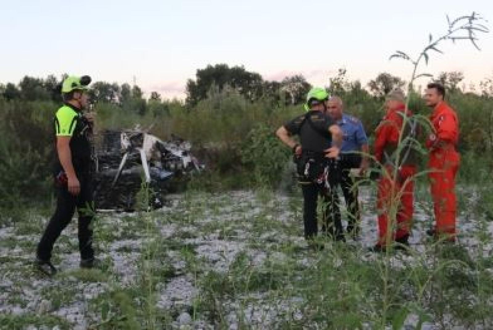 Atterrando aggancia il cavo dell'alta tensione: in due muoiono carbonizzati