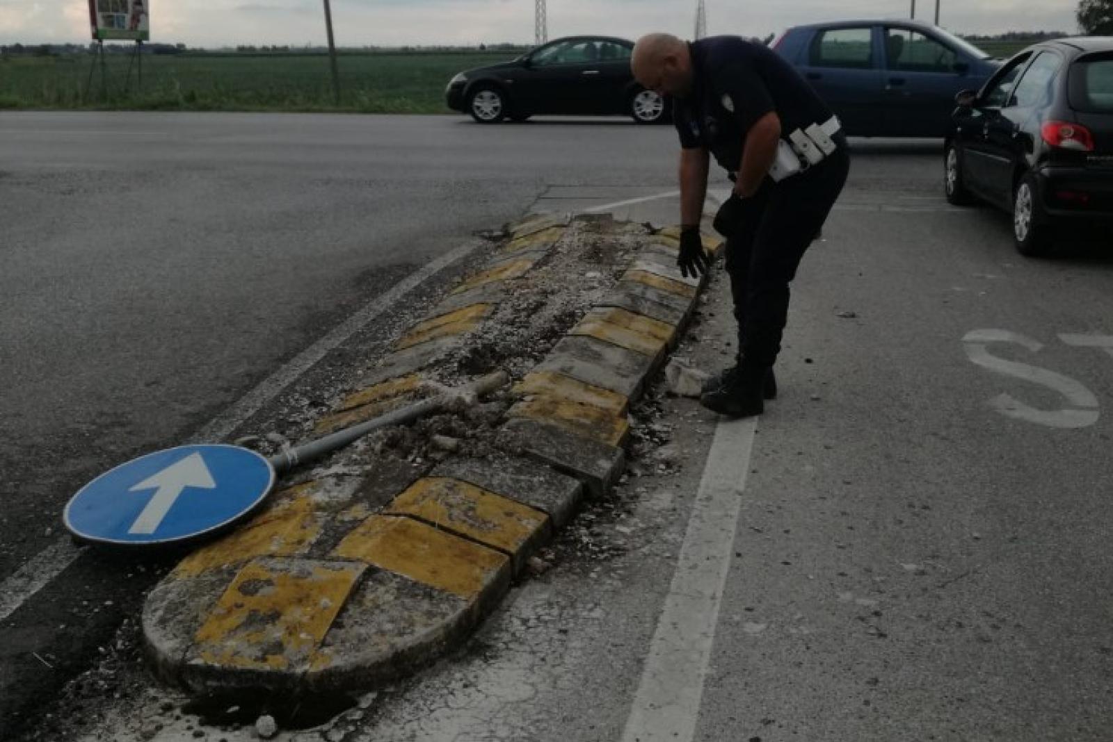 Distrugge lo spartitraffico e scappa via impunito