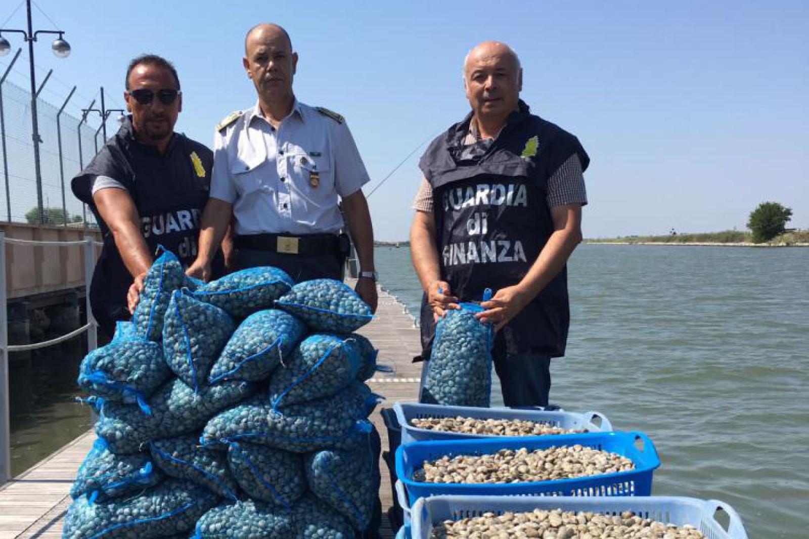 Una tonnellata di vongole sequestrata e rigettata in mare dalle fiamme gialle