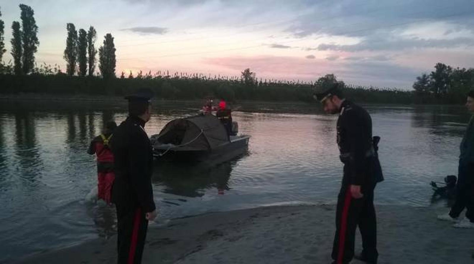 Si getta nell'Adige, i carabinieri fanno una catena umana e  gli salvano la vita 