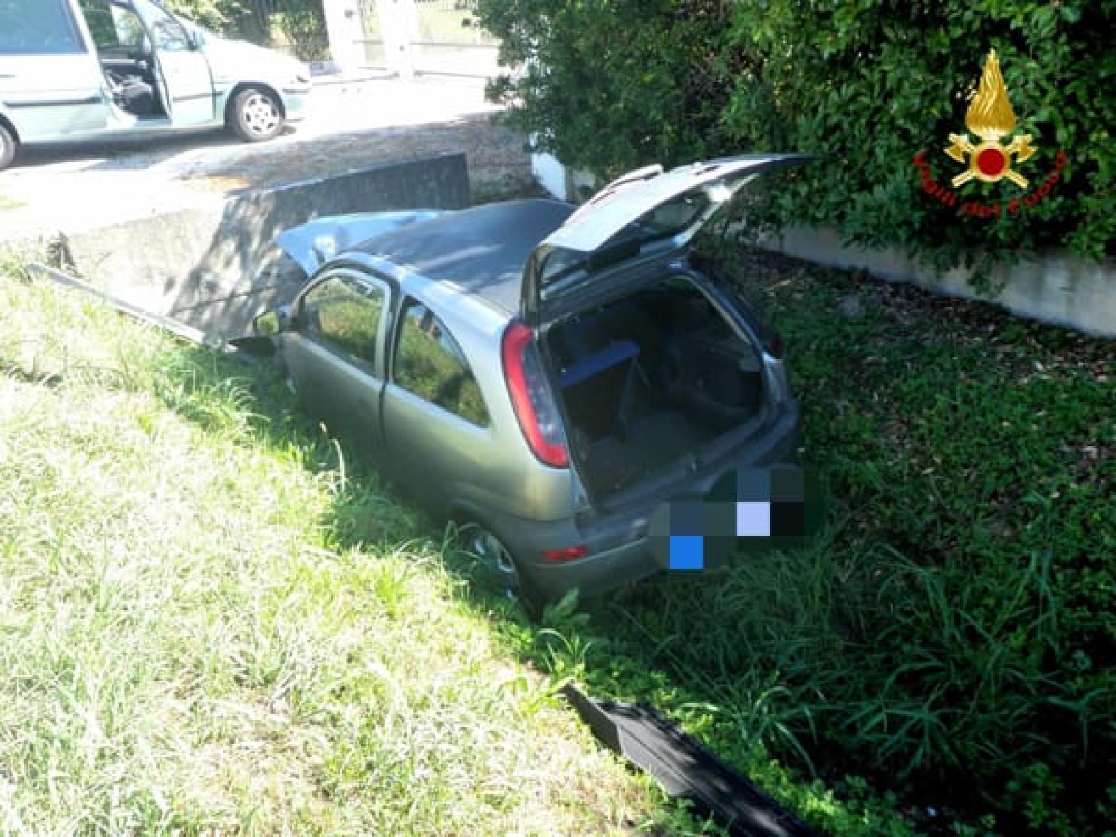 Si schianta contro una casa e poi vola nel canale: donna salva per miracolo