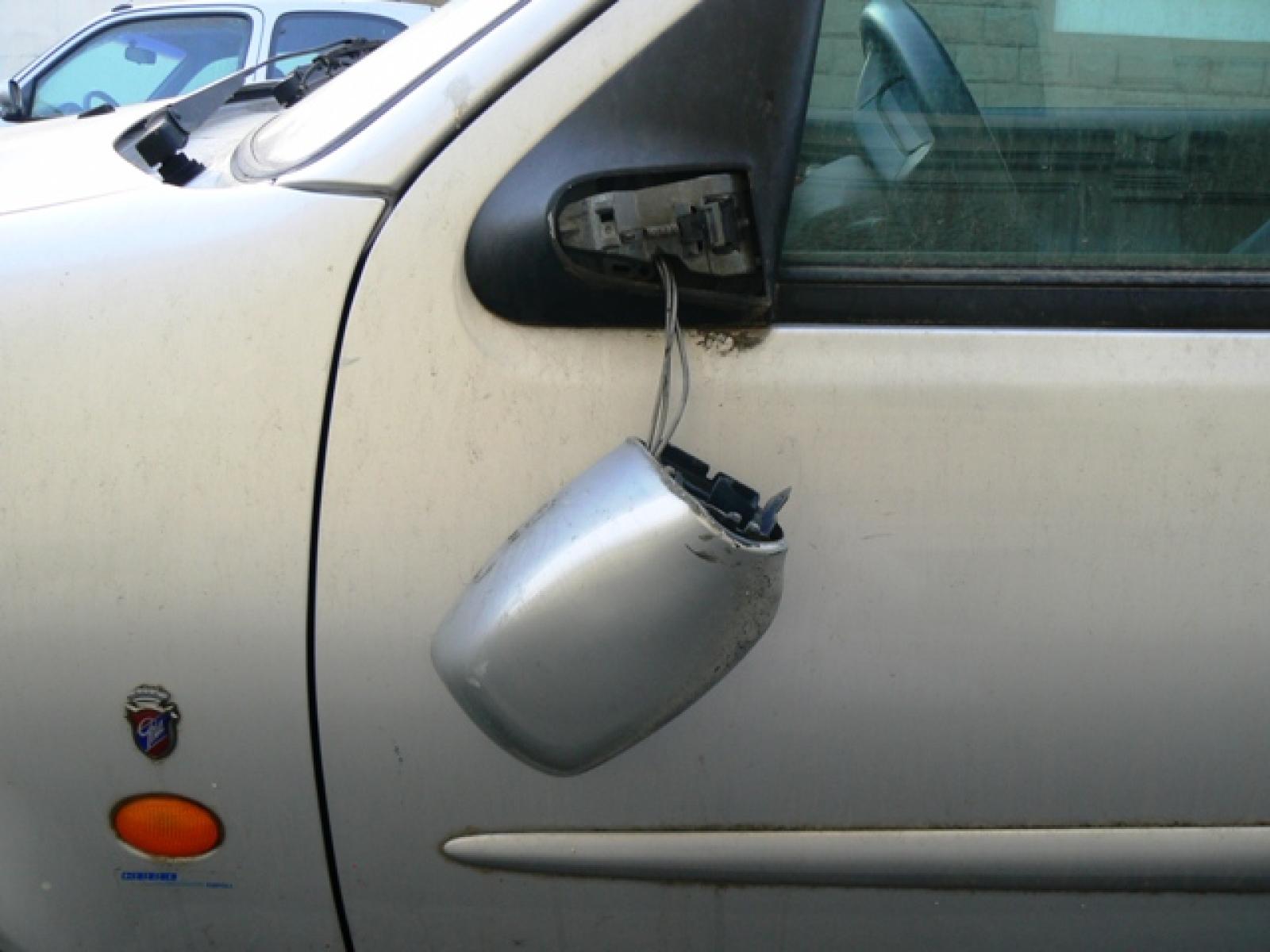 Truffa dello specchietto: l'automobilista non ci casca e chiama il 112