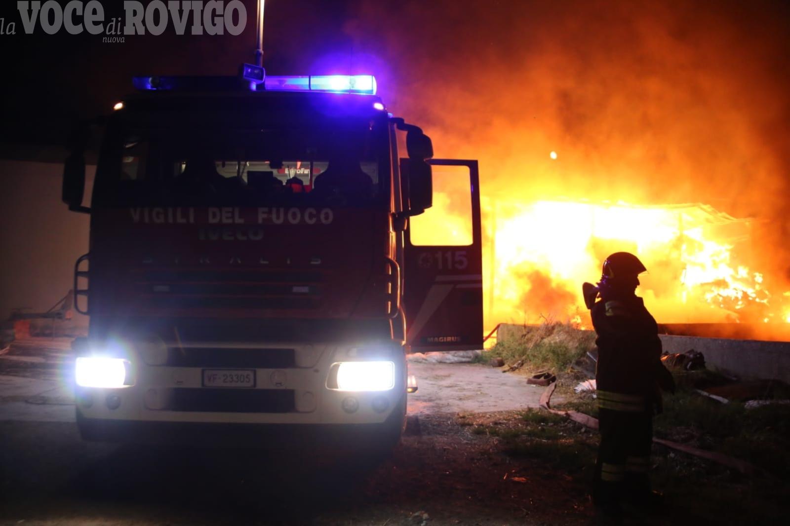 Incendio spento dopo ore. Zona posta sotto sequestro