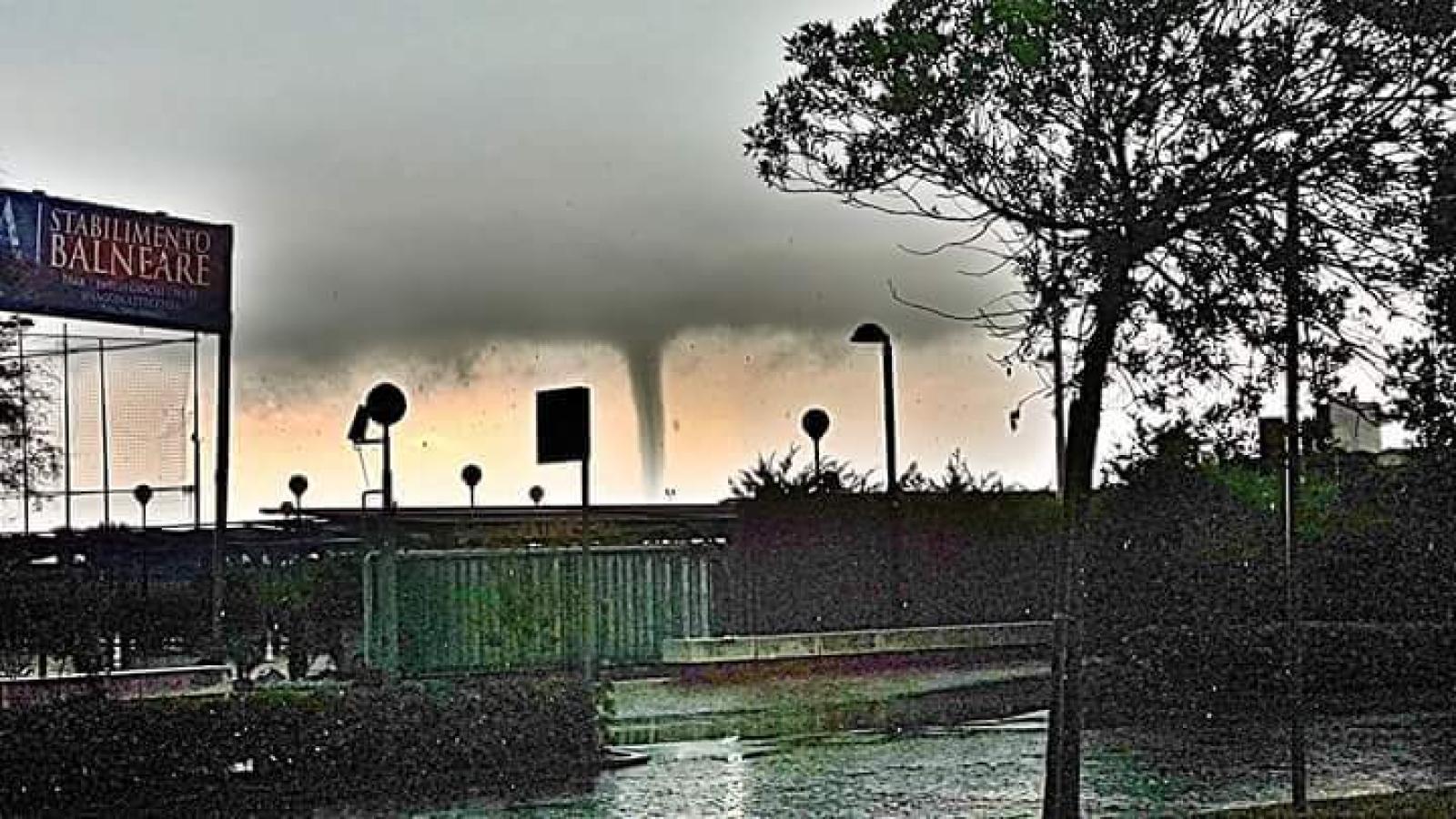 Spettacolare tromba marina di fronte al Delta