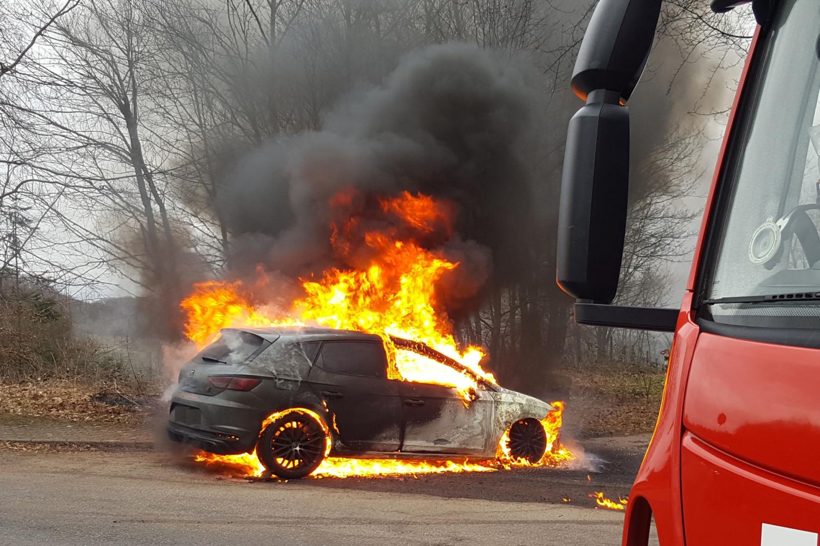 Litiga con il marito, d&agrave; fuoco alla sua auto e si ustiona