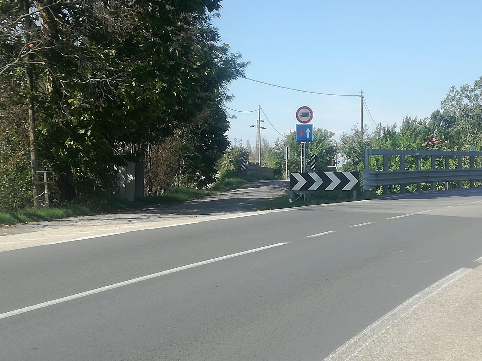 "Ponte pericoloso", l'ordinanza del sindaco chiude il ponticello sullo scolo Bresega