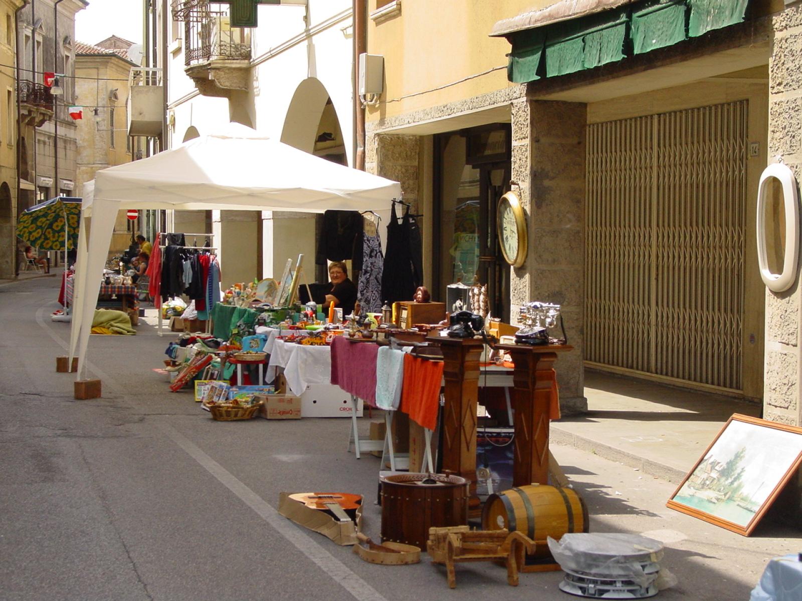 Riapre i battenti il mercatino dell'antiquariato