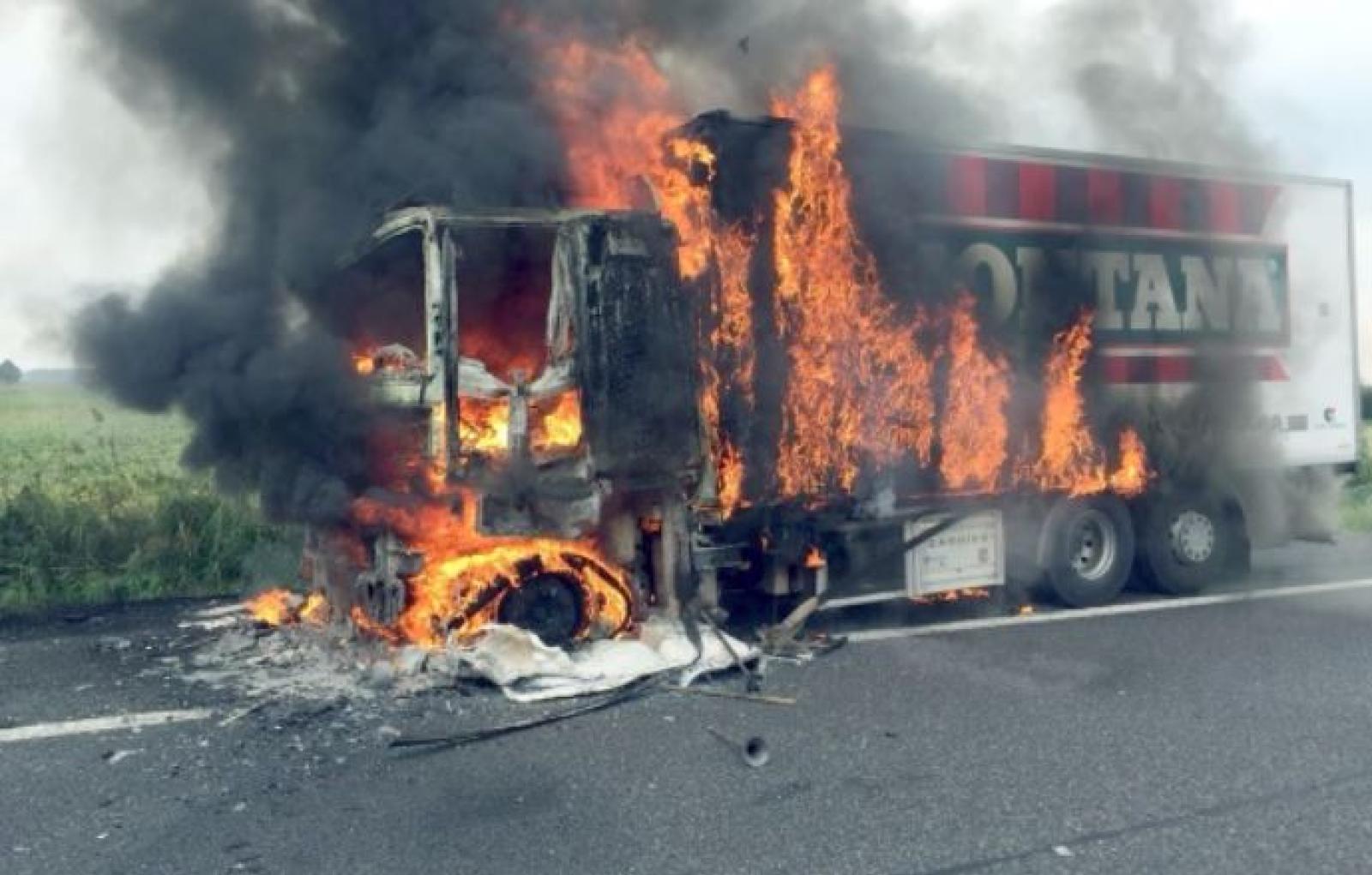 Camion va a fuoco in A13: mezzo distrutto e traffico in tilt