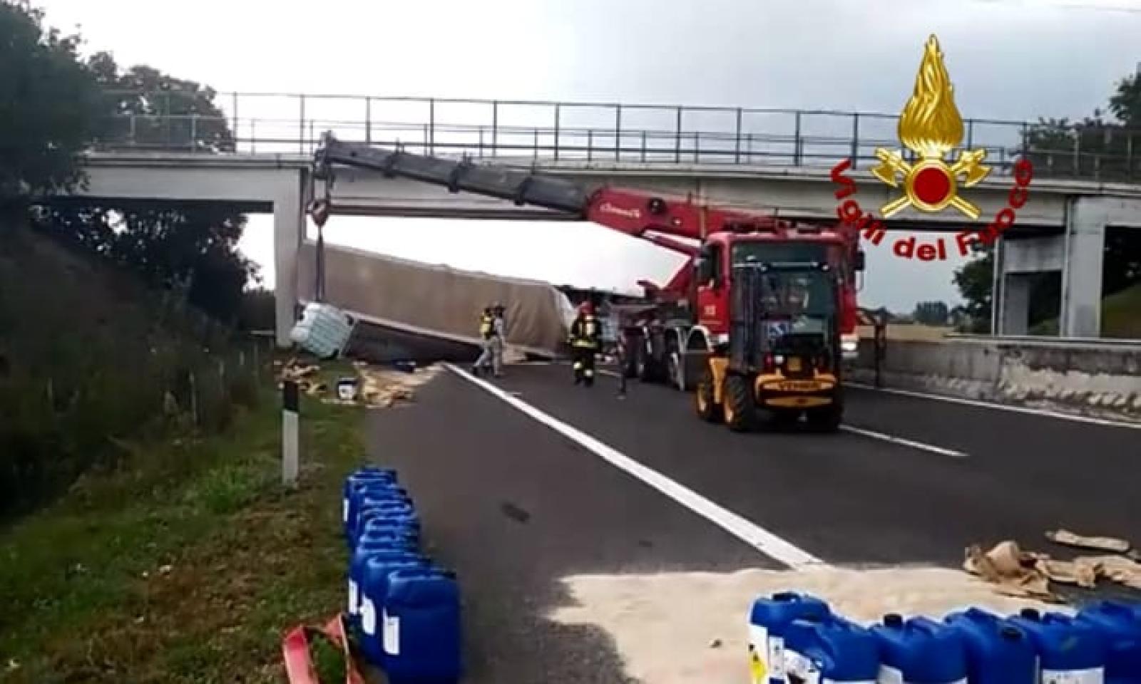 Si rovescia una cisterna di solventi, la corsia sud dell'A13 chiusa per tutta la notte