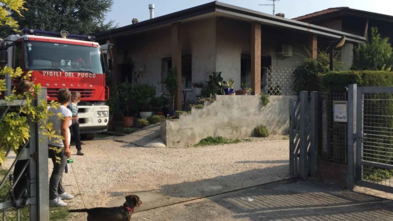 Casa a fuoco, mamma e il figlio disabile muoiono abbracciati sul letto