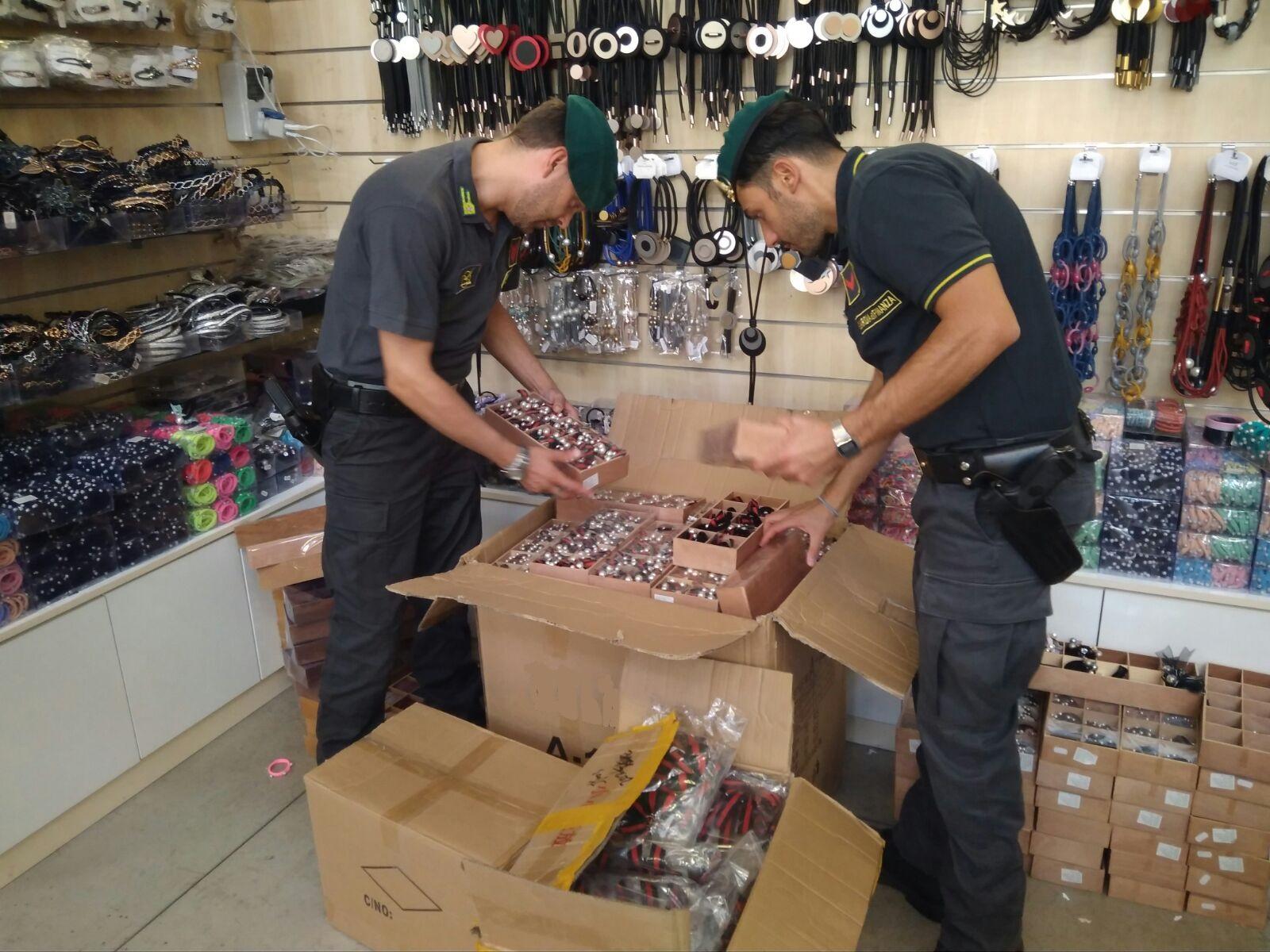 Sequestrati falsi capi griffati per 230mila euro