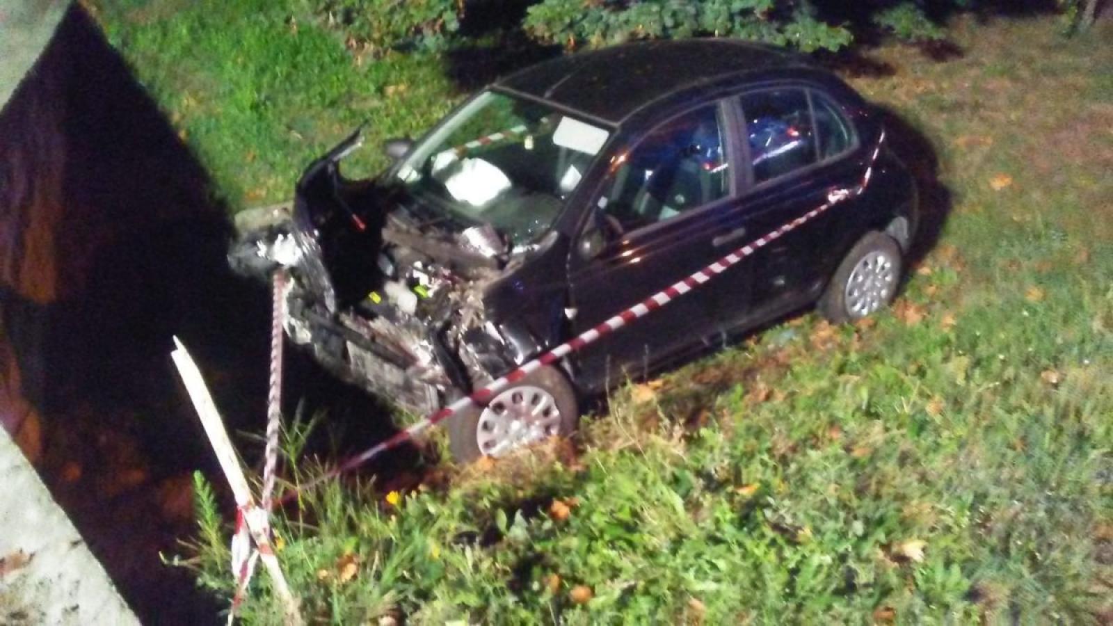 Auto contro un muretto, 23enne all'ospedale
