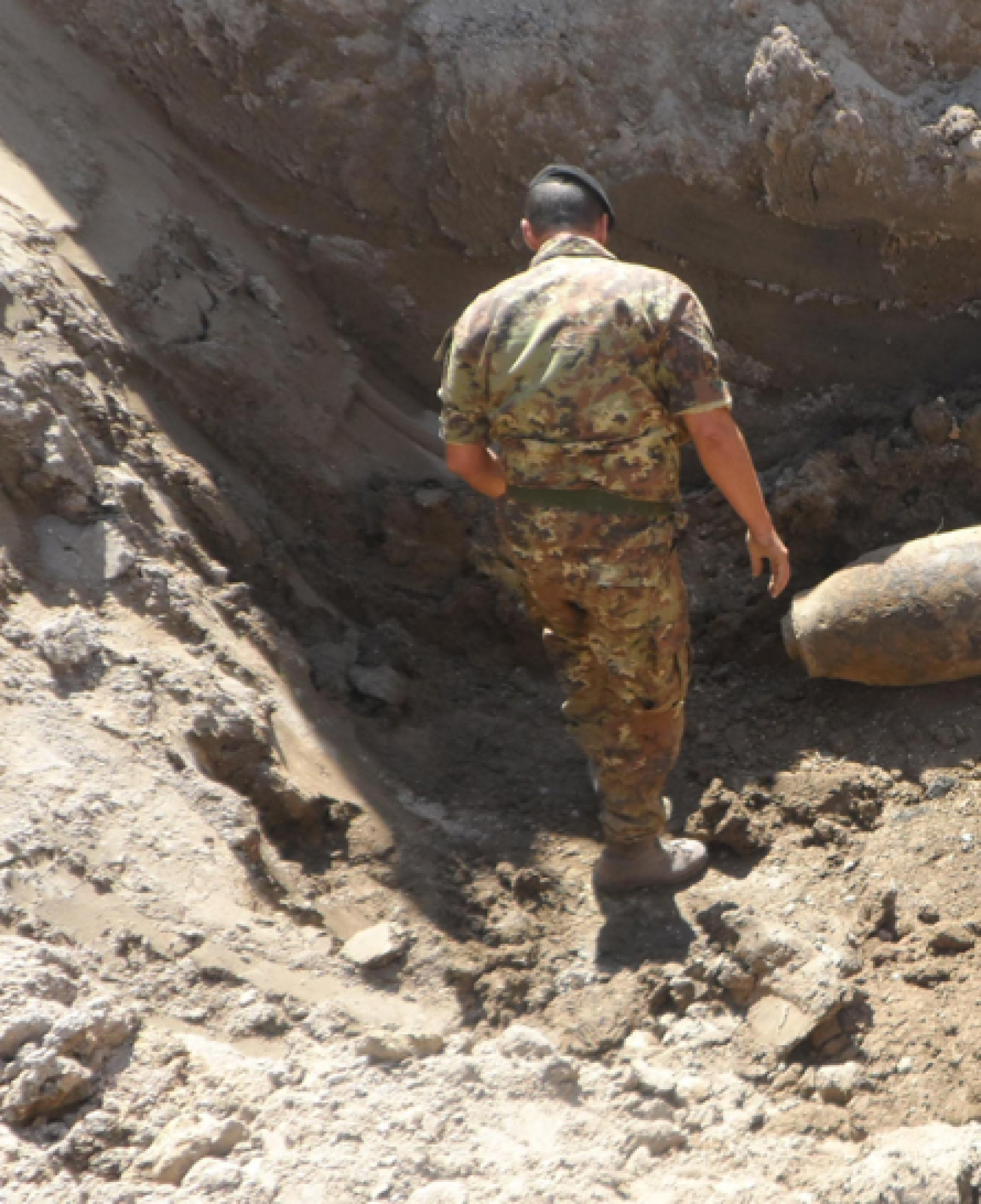 Artificieri in arrivo per rimuovere la bomba trovata in giardino