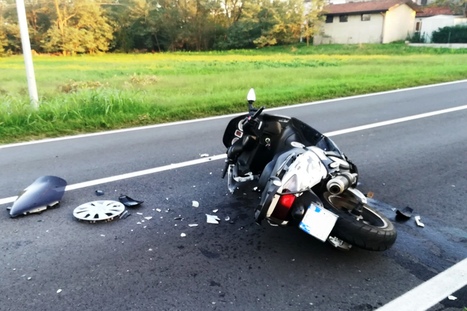 Scontro auto-scooter, centauro sbalzato di sella