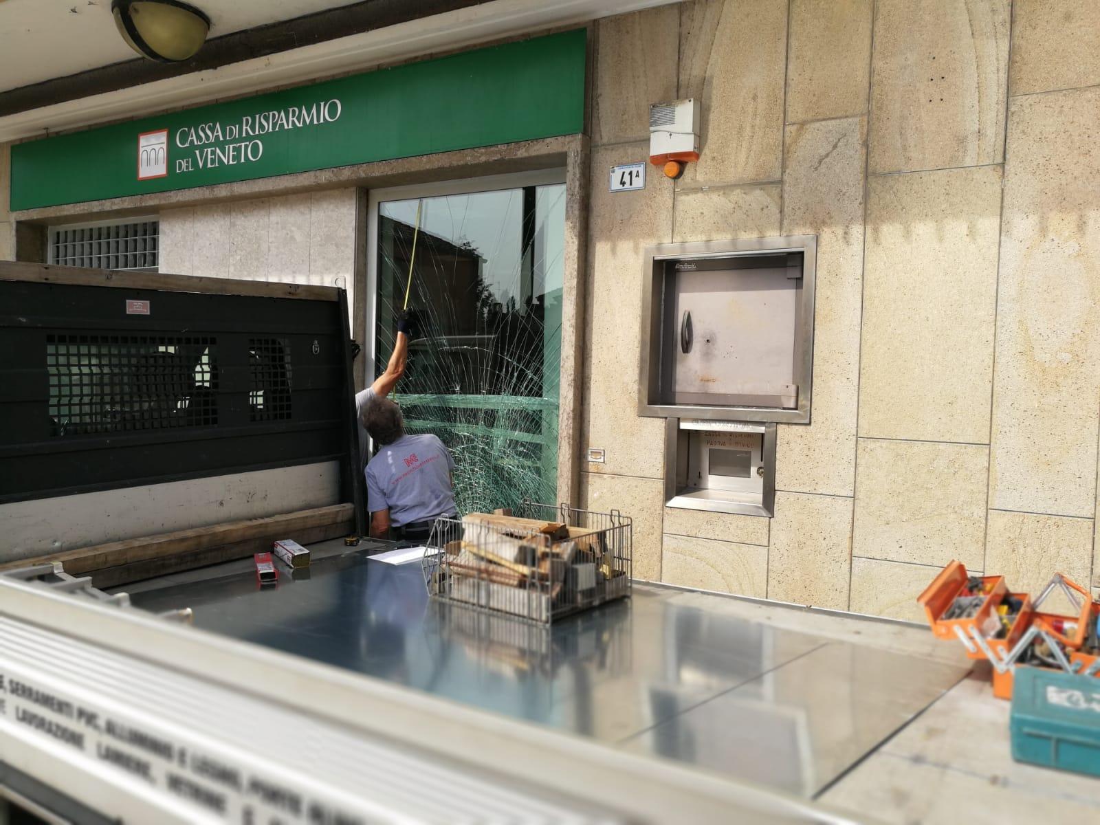 Doppio assalto nella notte: nel mirino i  bancomat 