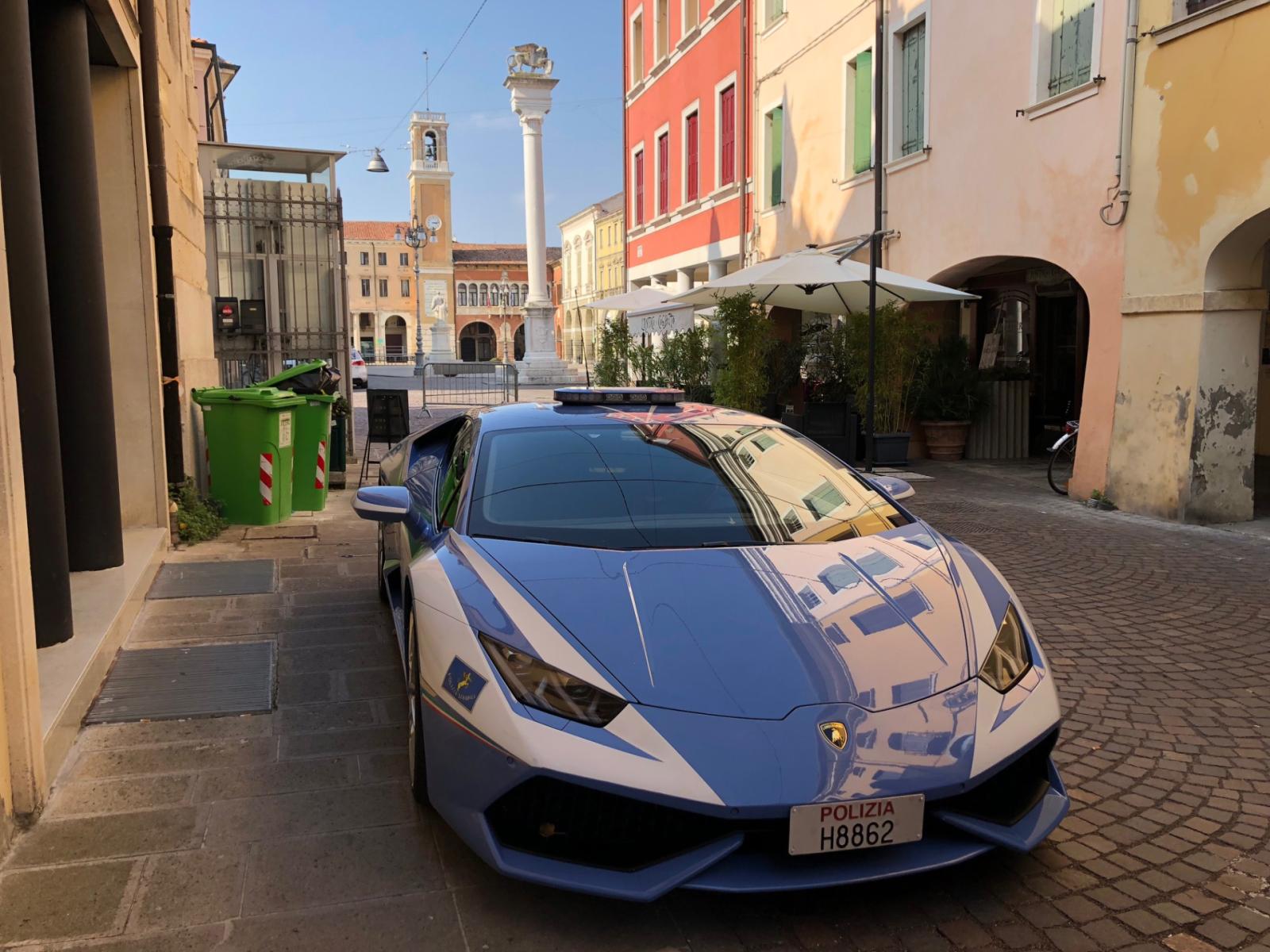 La Lamborghini della polizia sul liston