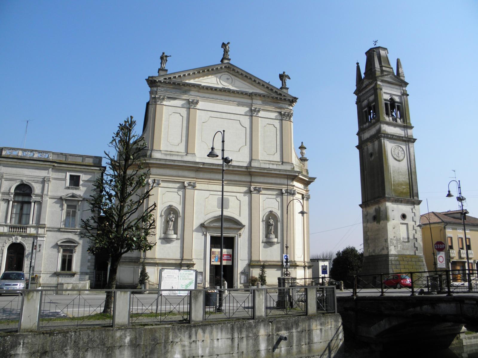 Il parroco ai fedeli: "Aiutateci contro i colombi"