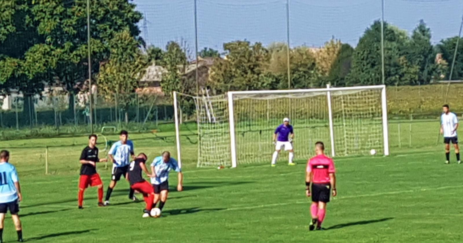 Frassinelle inciampa in casa