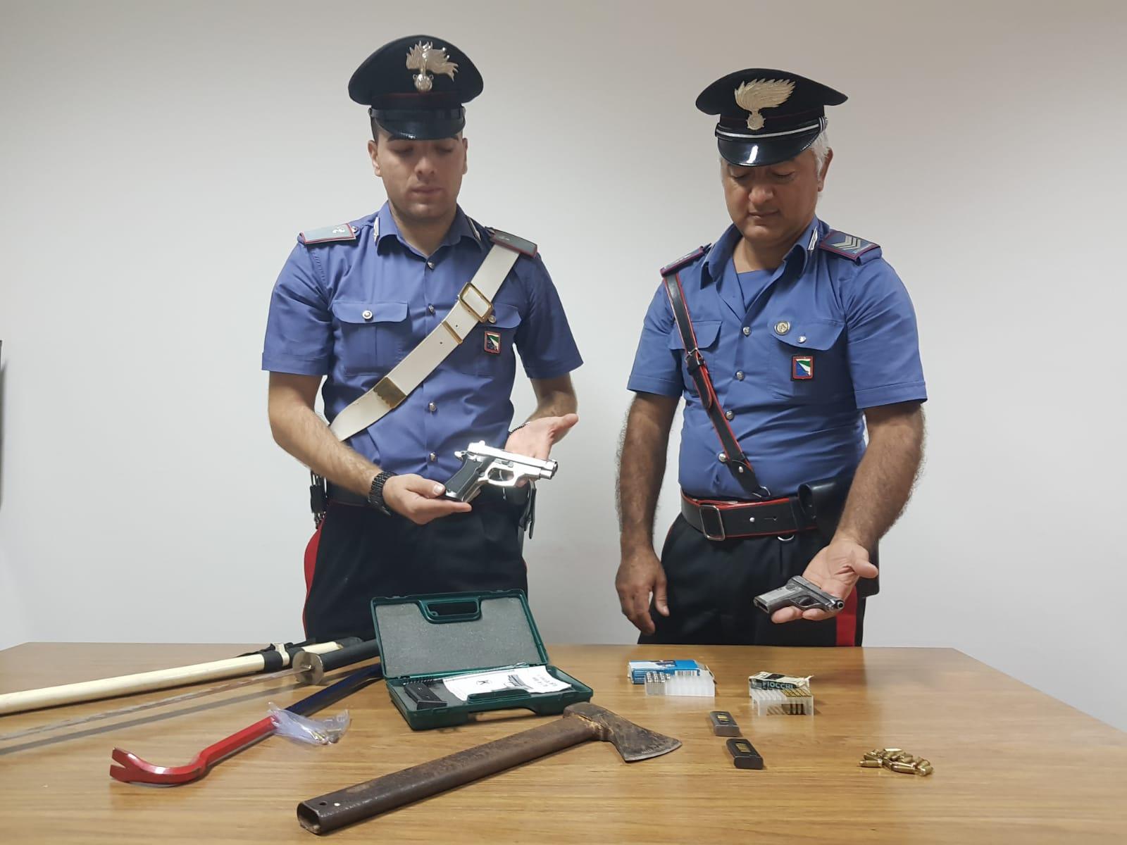 Armata, minaccia il convivente